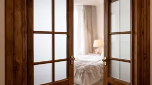Czym zasłonić szyby w drzwiach pokojowych