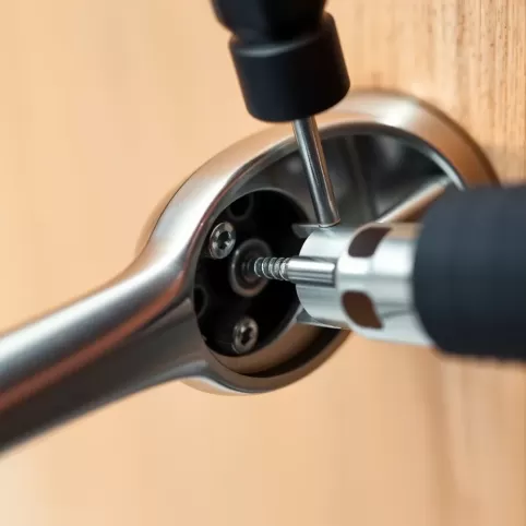 Demontaż klamki w drzwiach