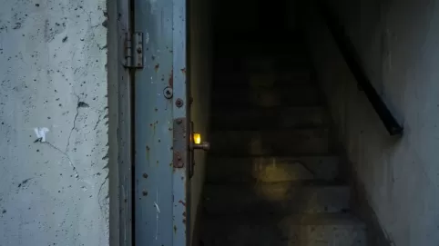 Drzwi do klatki schodowej w bloku