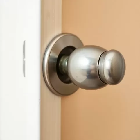 Jak dokręcić klamki w drzwiach