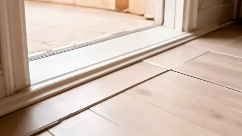 Jak wykończyć panele przy drzwiach wejściowych