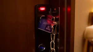Jak zamknąć drzwi w hotelu na kartę od środka