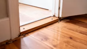 Jak zamontować próg w drzwiach wewnętrznych