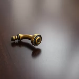 Jak zdjąć szyld klamki