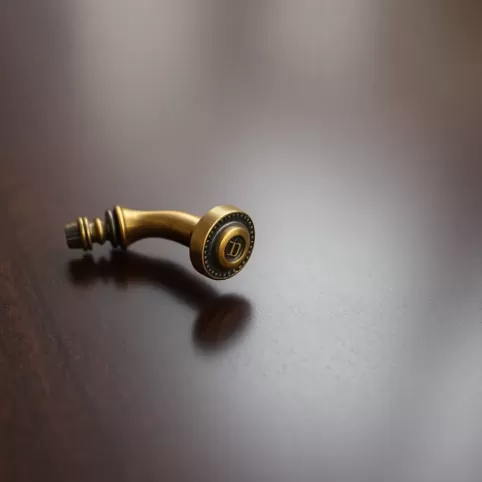 Jak zdjąć szyld klamki