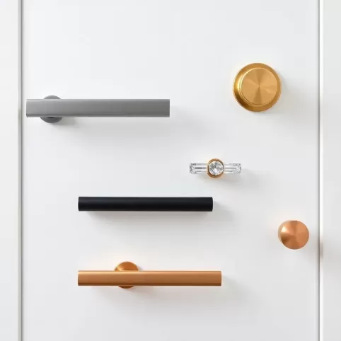 Jakie klamki do białych drzwi wewnętrznych