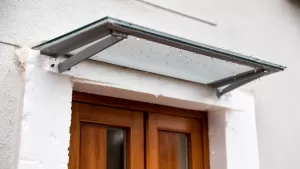 Montaż daszku nad drzwiami na styropianie