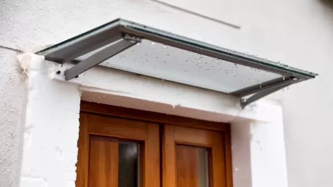 Montaż daszku nad drzwiami na styropianie