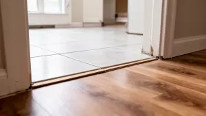 Połączenie płytek z panelami w drzwiach