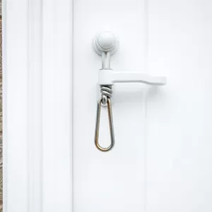 Przekręcona klamka w drzwiach balkonowych