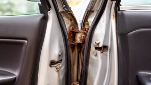 Regulacja drzwi samochodowych na zawiasach